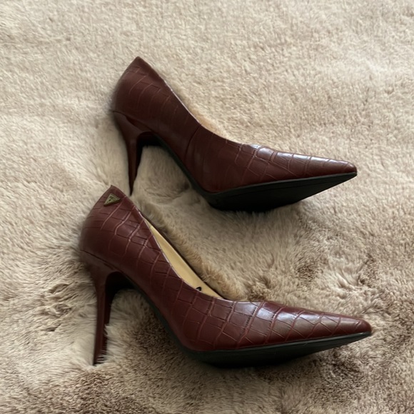 GUESS DARK RED LEATHER HELLS SHOES SIZE 7 M - Picture 4 of 11